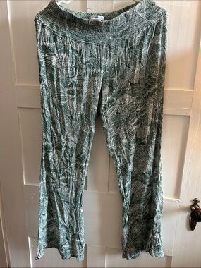 O’Neill Green and White leaf print pant. Size L